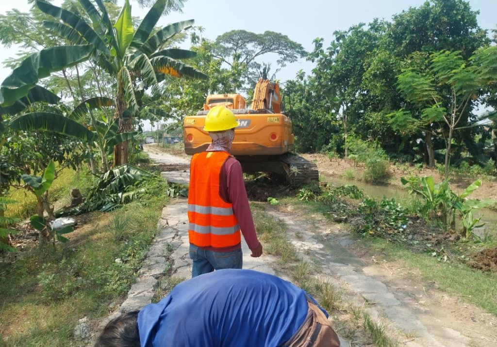 Proyek Normalisasi Kali Butek Tanpa Papan Informasi